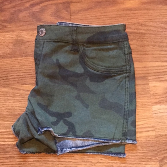 Flip Side Camo/Bleach Washed Reservable Stretch Low Rise Short - Picture 2 of 6